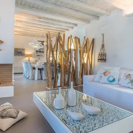 Paros Sleeps 6 Pool Air Con Wifi 别墅